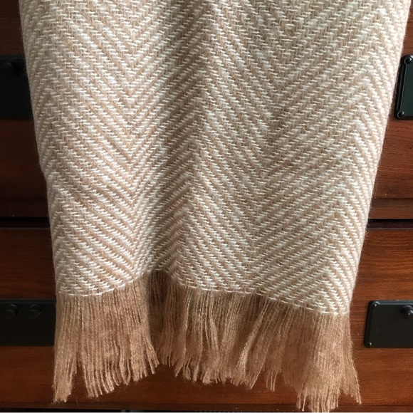 NWT Sears Super Soft 100% Acrylic Shawl/Pashmina, Women's Long Wrap Tan White - Picture 4 of 6